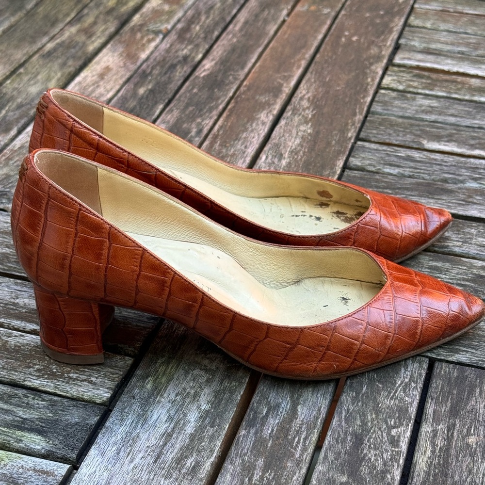 Sarah Flint Jay Pump Cognac Crocodile
Embossed Nappa